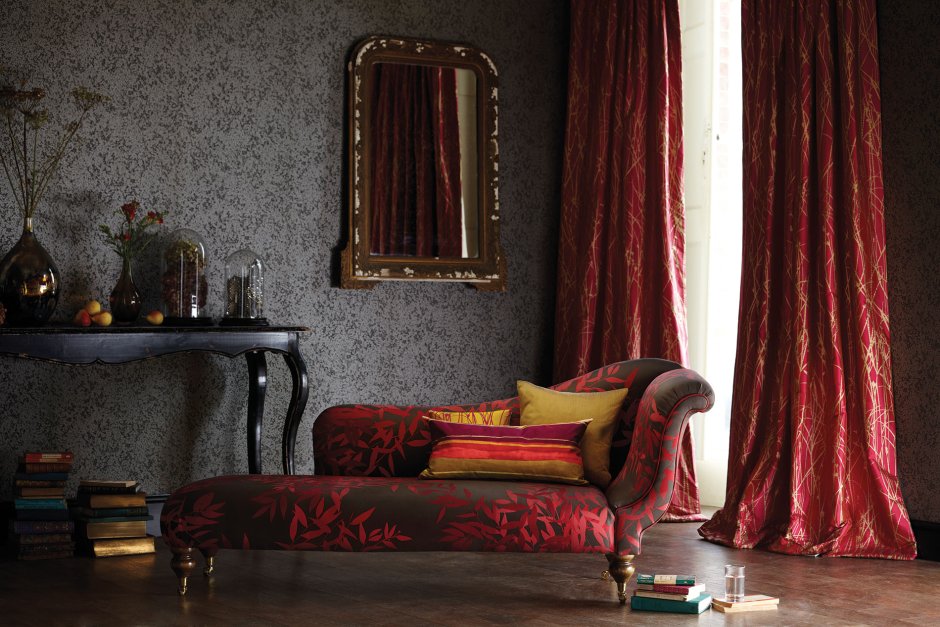 Комната с бордовыми диванами и золотом