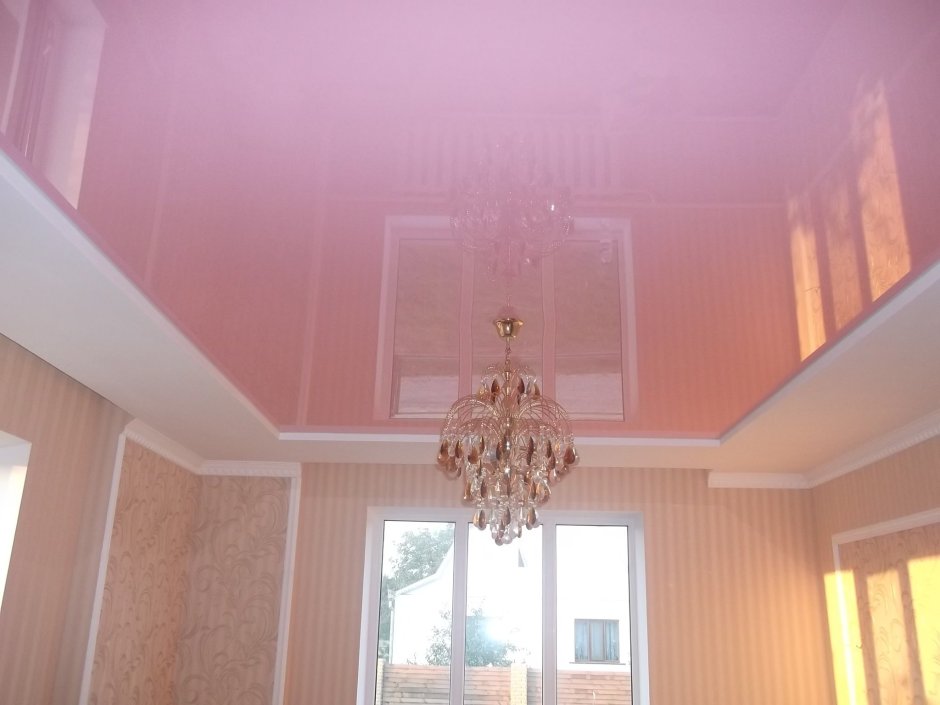 Розовый глянцевый натяжной потолок