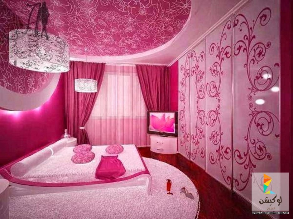 Спальня с розовым потолком