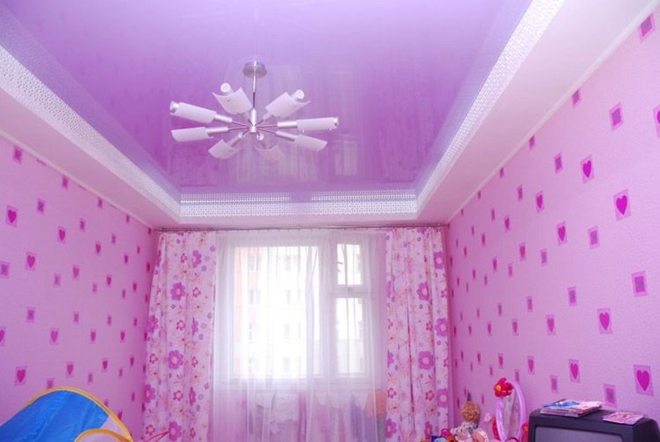 Розовый потолок в интерьере