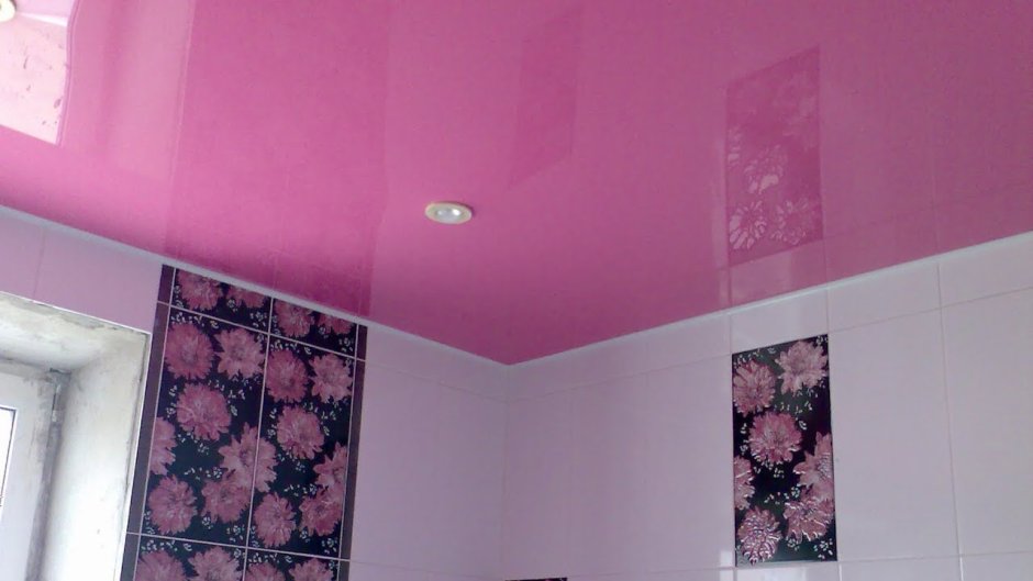 Розовый глянцевый потолок