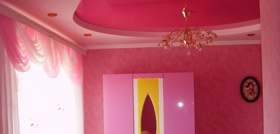 Розовый потолок