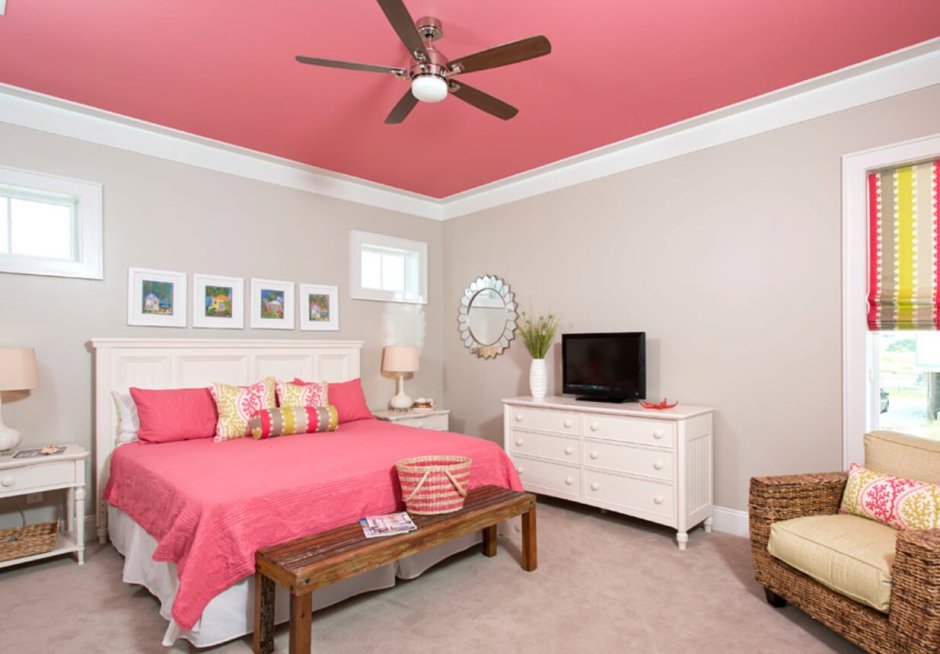 Спальня с розовым потолком