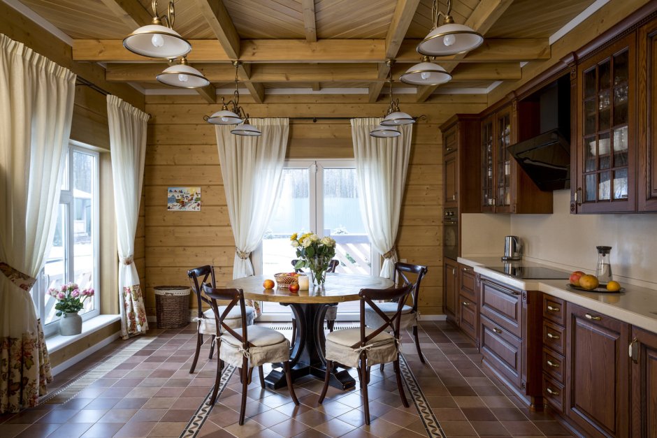 Освещение на кухне с деревянным потолком