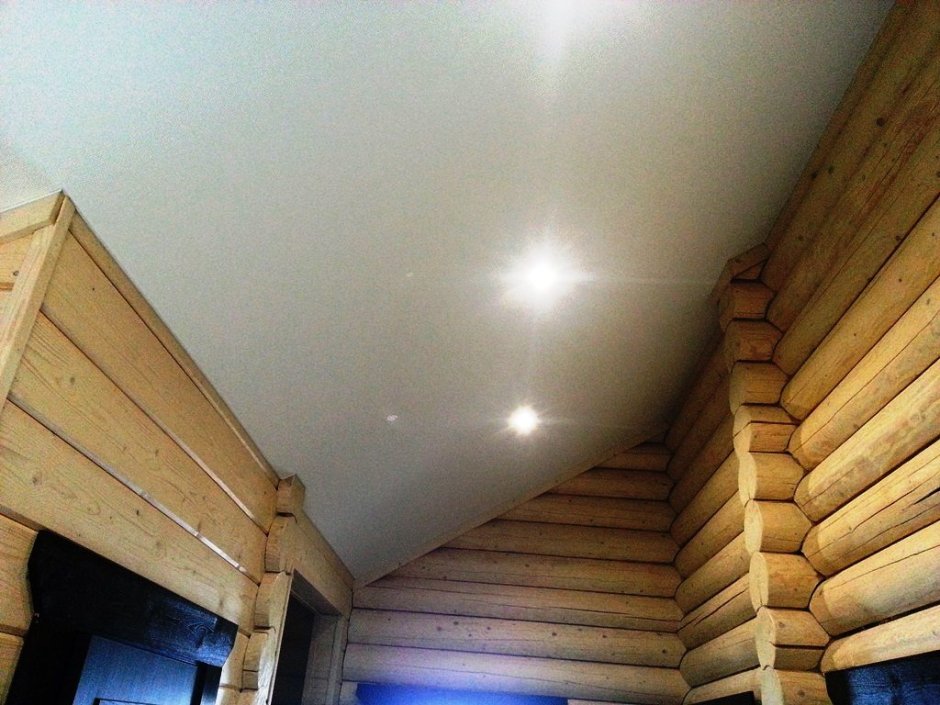 Потолок из МДФ панелей в деревянном доме