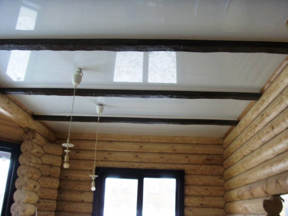 Натяжные потолки в доме из оцилиндрованного бревна