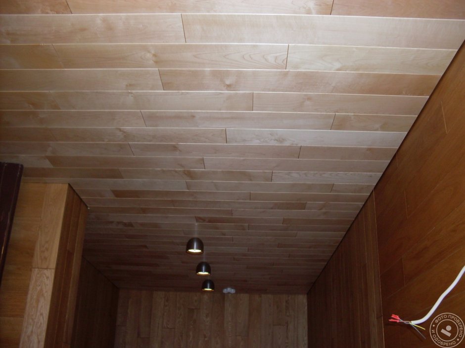 Отделка потолка в деревянном доме панелями мдф (60 фото)