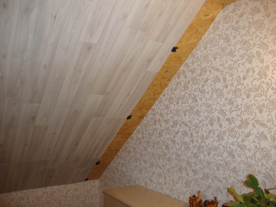 Потолок с панелей пластиковых на кухне деревянными направляющими