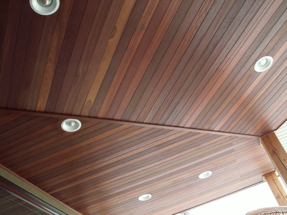 Потолок из ламинированных панелей