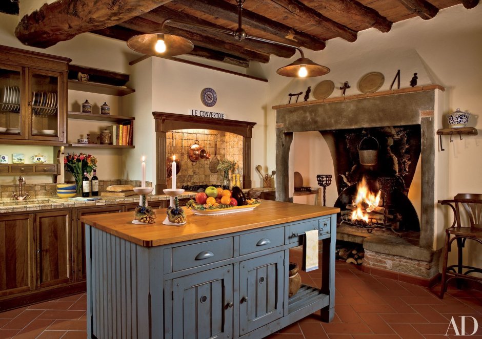 Кухня с камином в деревенском стиле