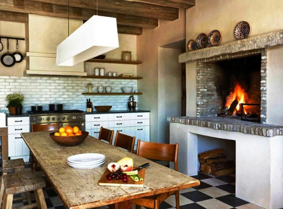 Кухня с камином в деревенском стиле