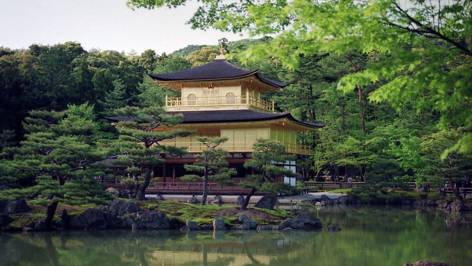 Золотой павильон в Киото древней столицы Японии