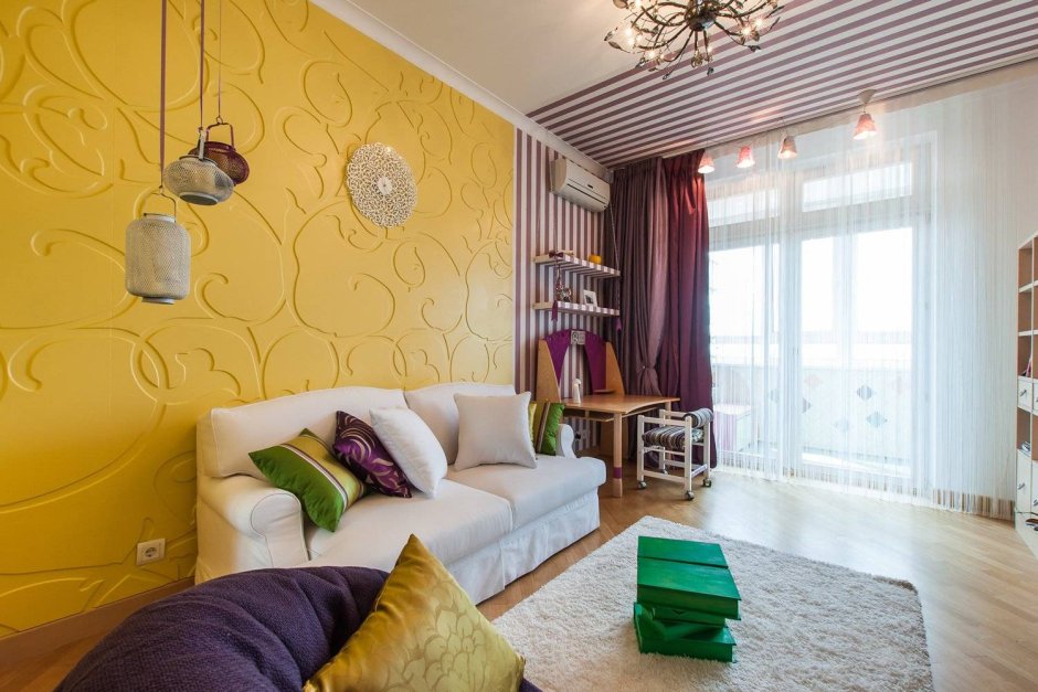 Желтые стены в интерьере гостиной