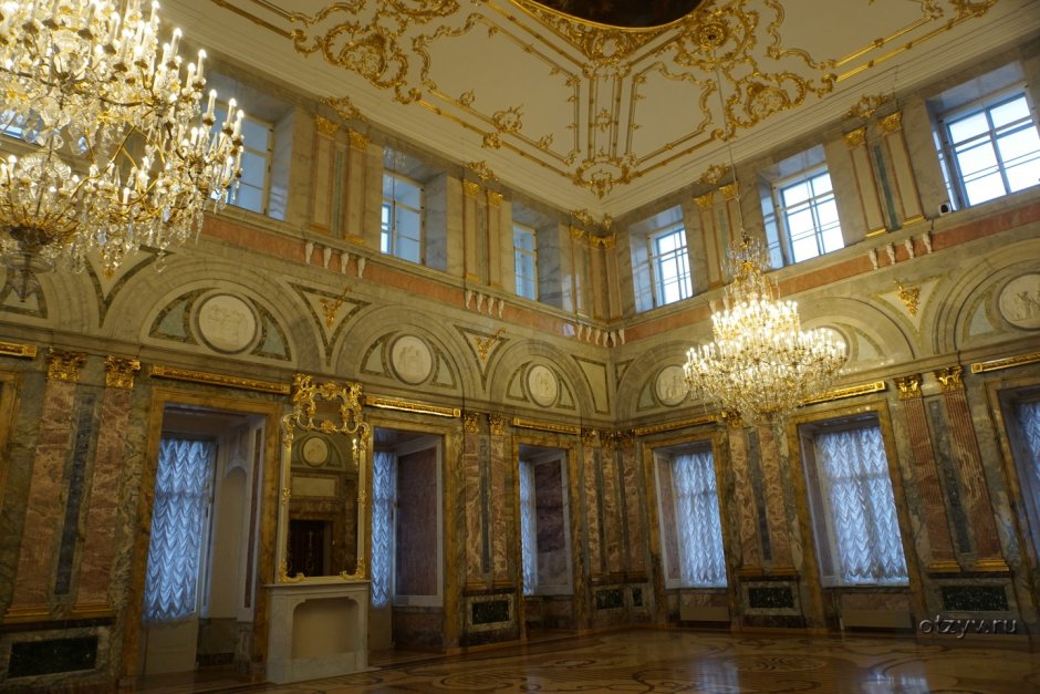 Мраморный дворец белый зал