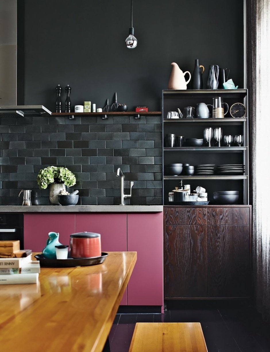 Черная стена в интерьере кухни
