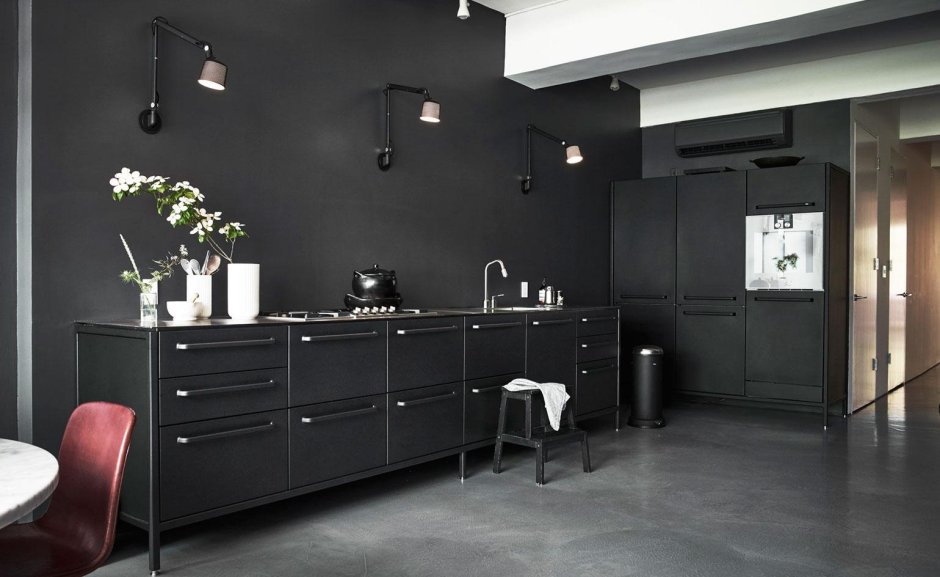 Кухня с черным полом