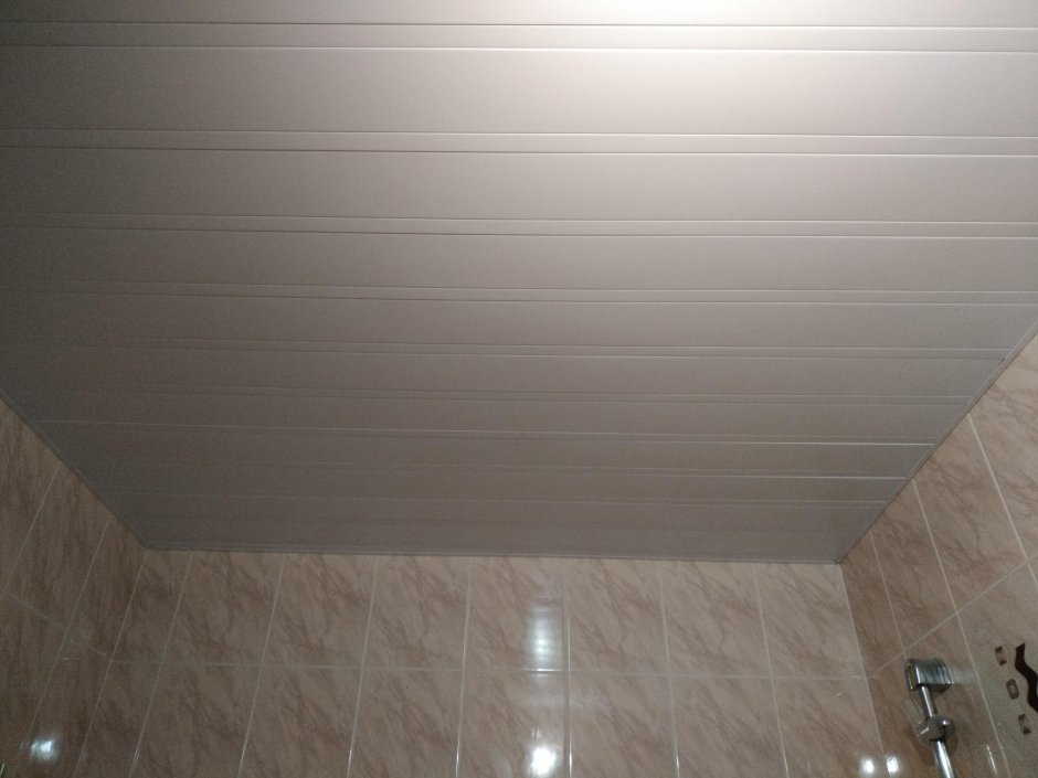 Плинтус в ванную комнату на потолок