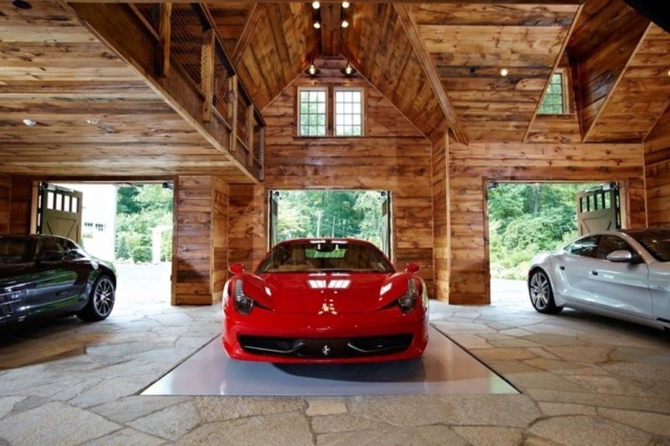 Красивый гараж для автомобиля