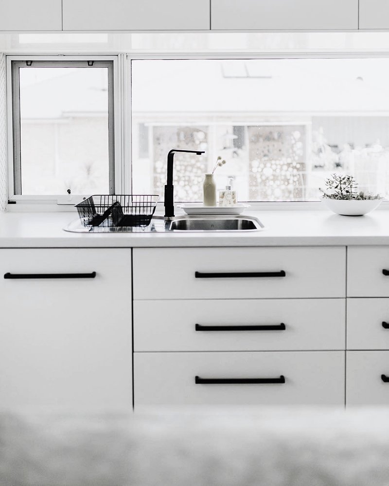 Белая кухня с черными ручками