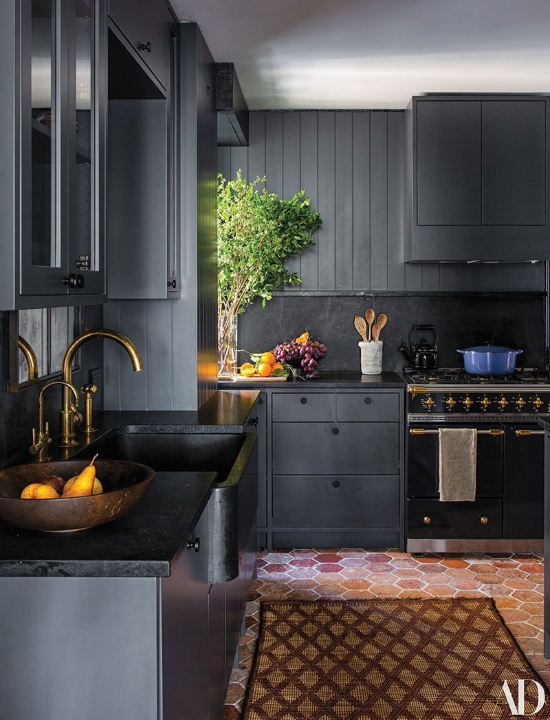 Темно-серый интерьер с черной кухней