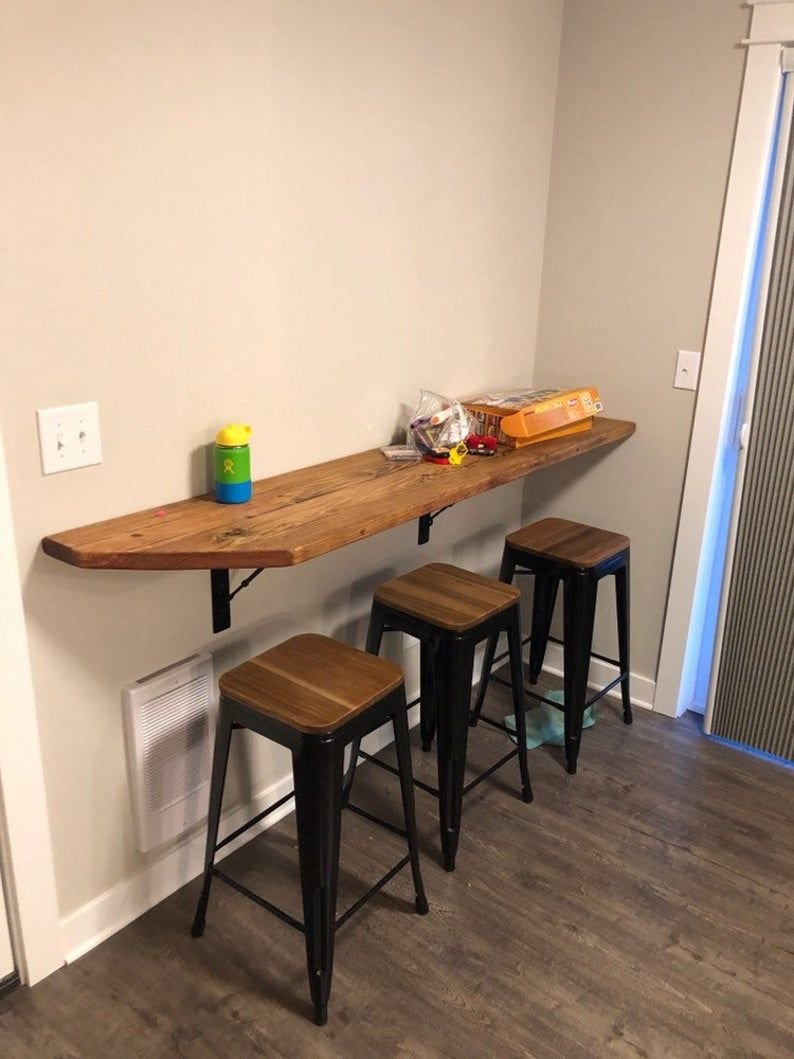 стол вдоль стены на кухне