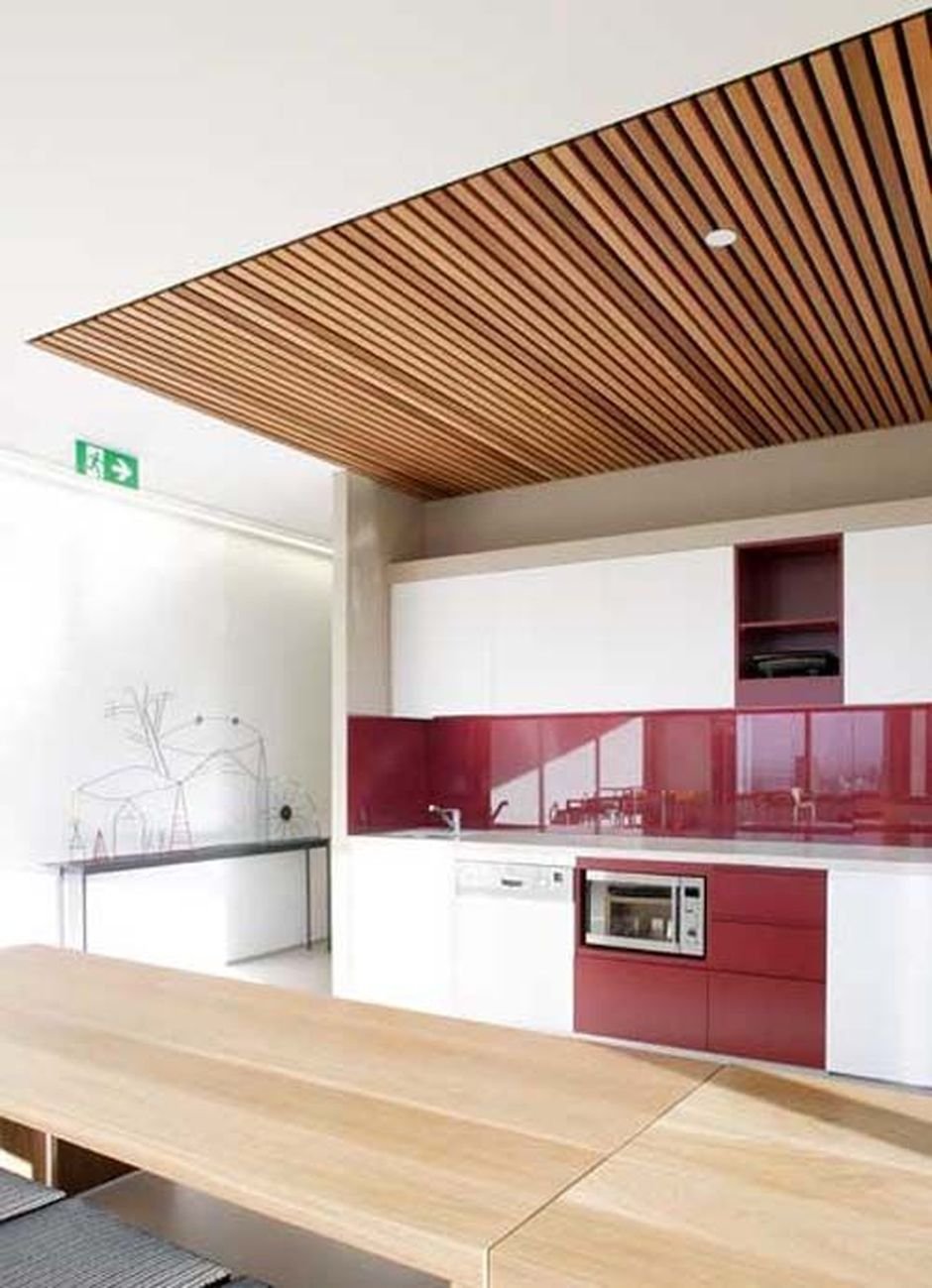 Деревянный реечный потолок на кухне (66 фото)
