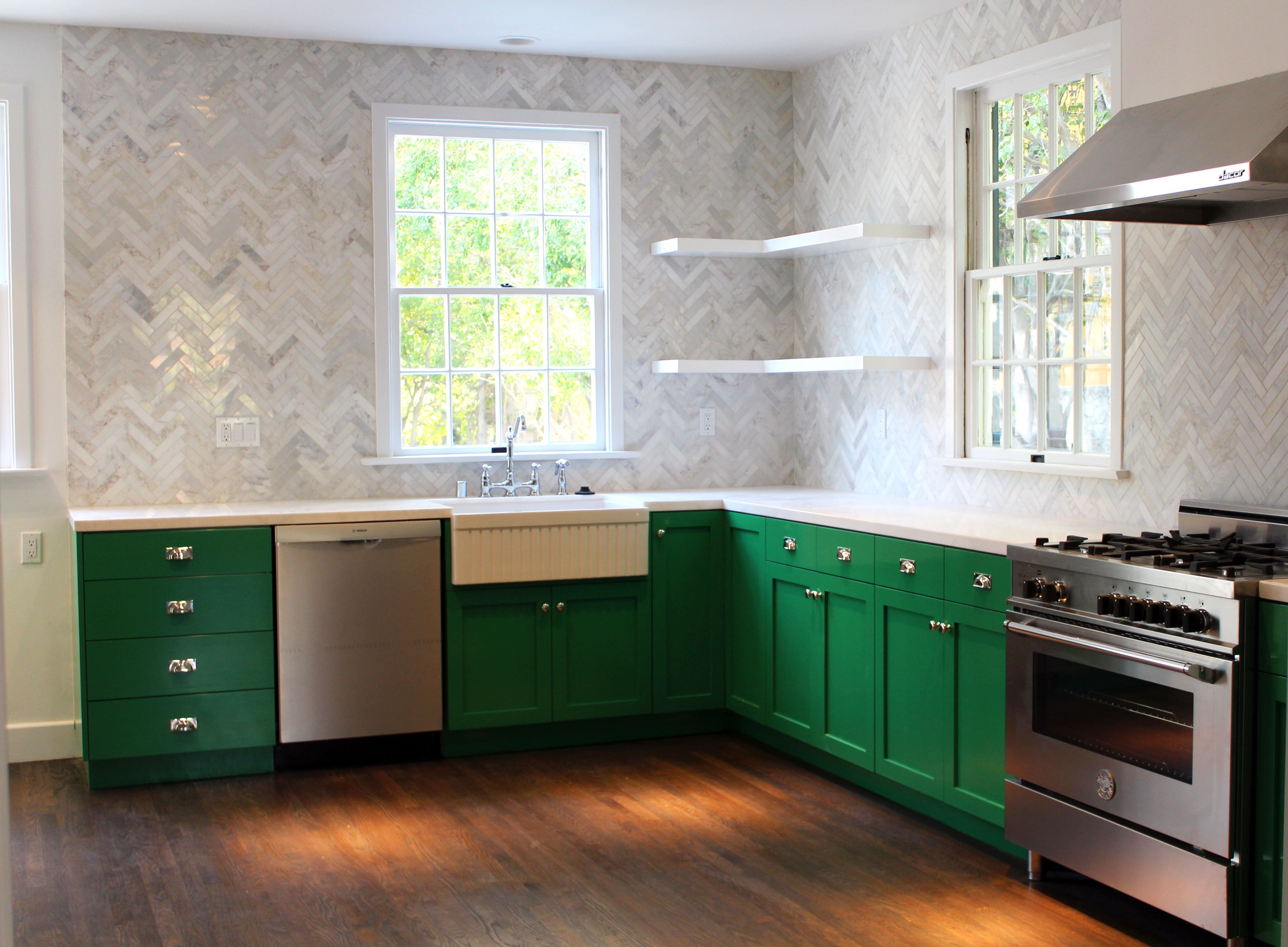 Зеленые обои на кухне. Forest Green 3027 кухня. Кухня зеленого цвета. Изумрудные стены на кухне.