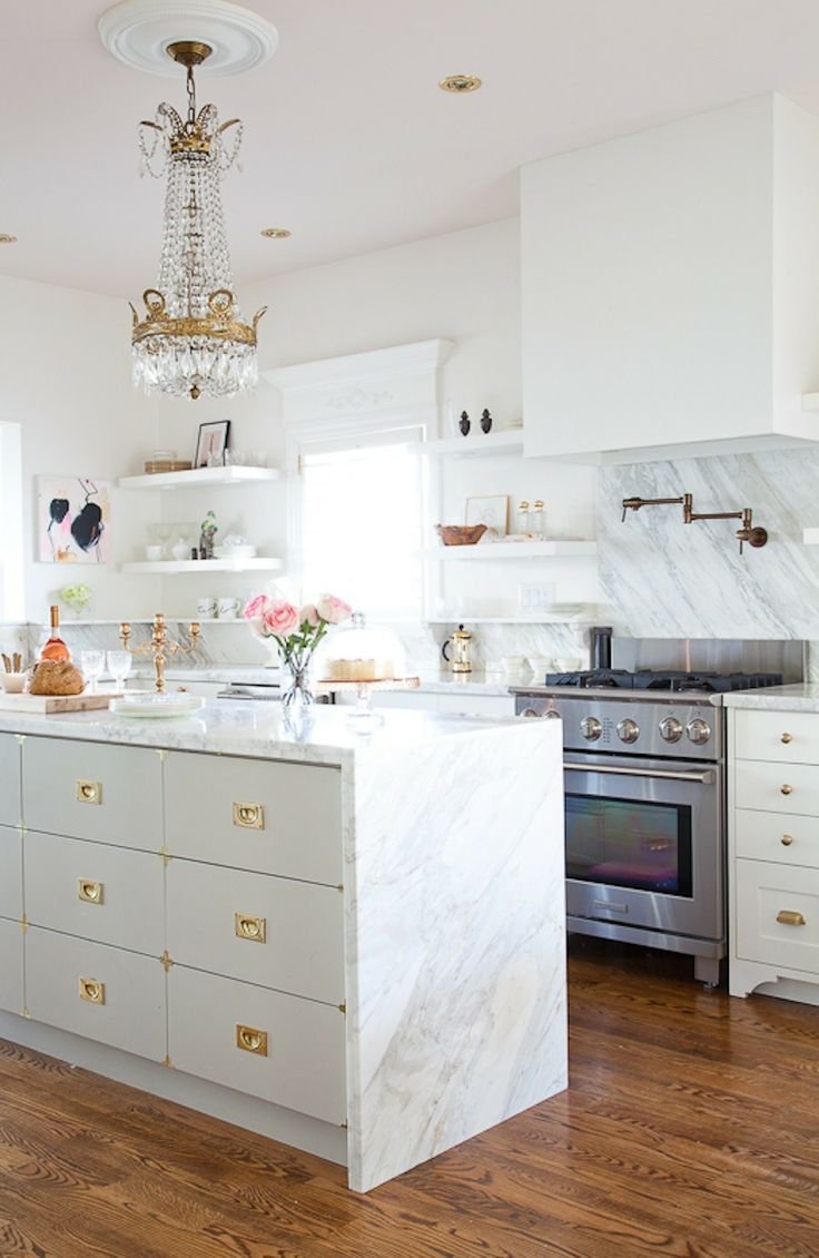 Белая кухня с золотыми ручками и деревянной столешницей