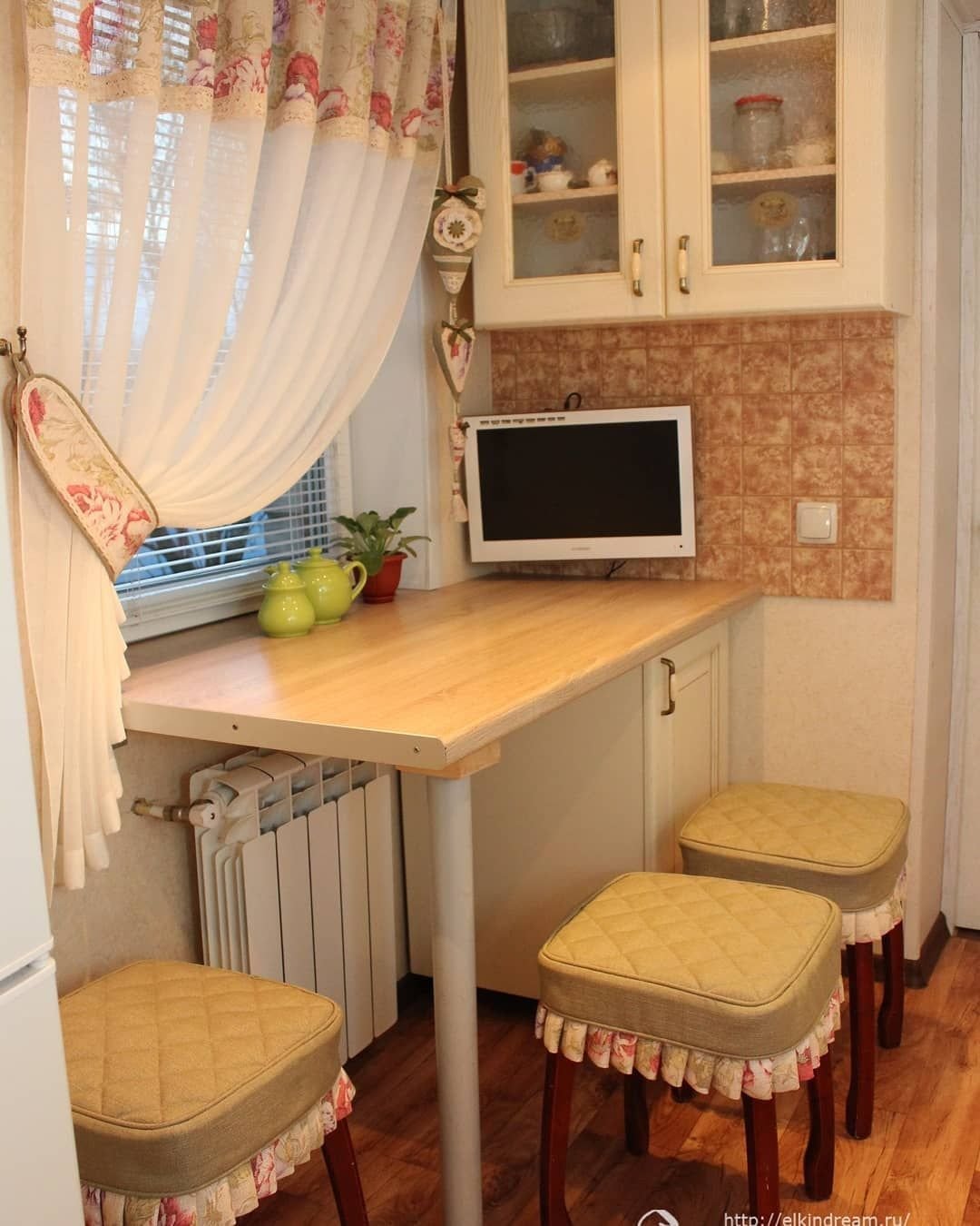большой стол на маленькой кухне