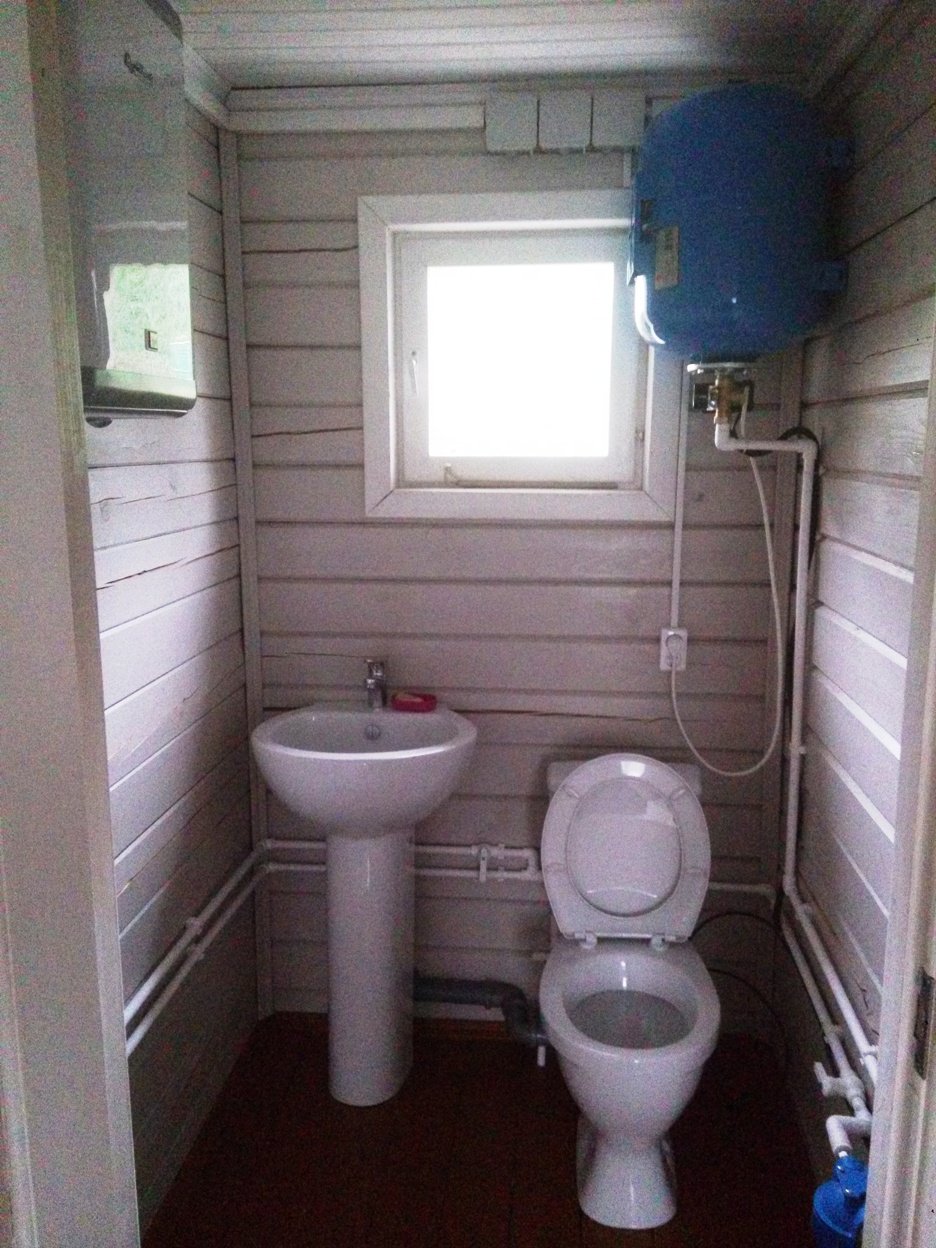 Пристройка к дачному дому с душем и туалетом