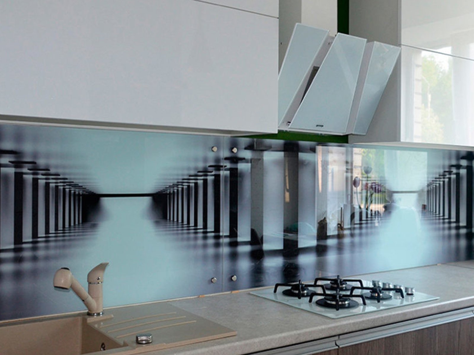 Стеновая панель из стекла. Стеклянный фартук для кухни. Скинали на кухню из стекла. Стеклянная панель для кухни.