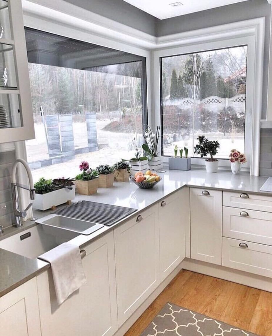 Угловая кухня с окном в частном (67 фото)
