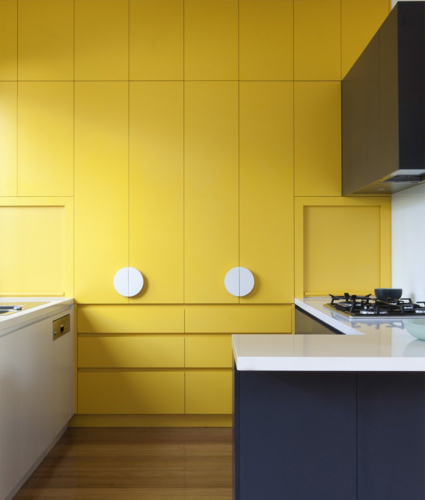 Желтый фартук на кухне (85 фото)