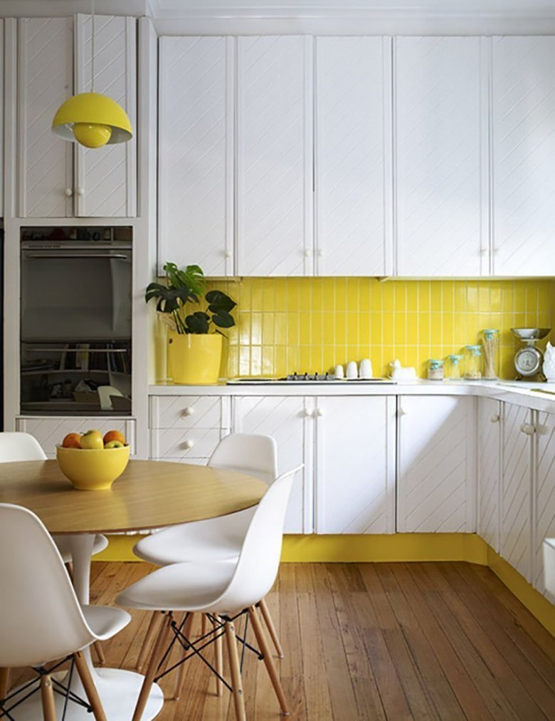 Желтая кухня с белой столешницей