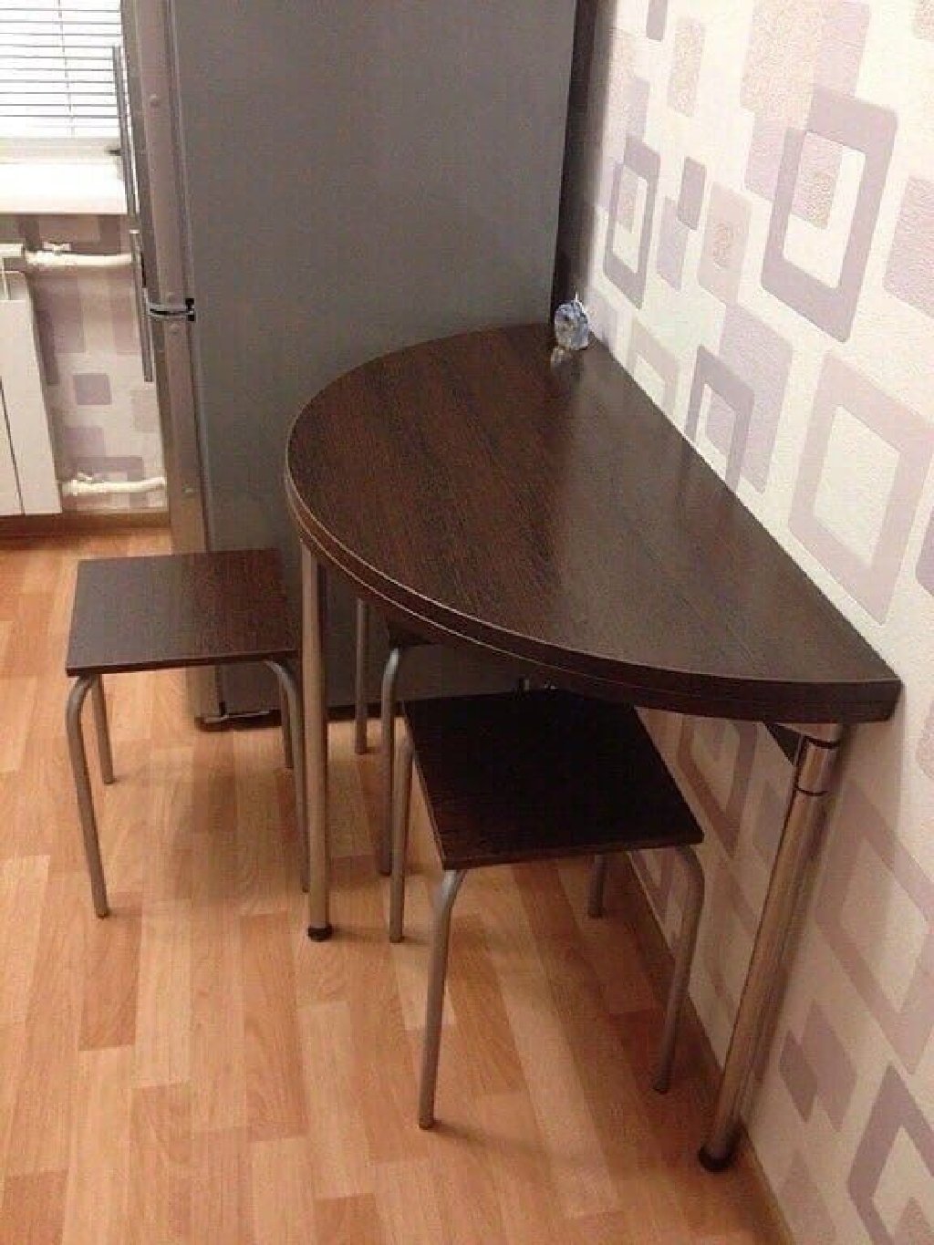 круглый или прямоугольный стол в маленькую кухню