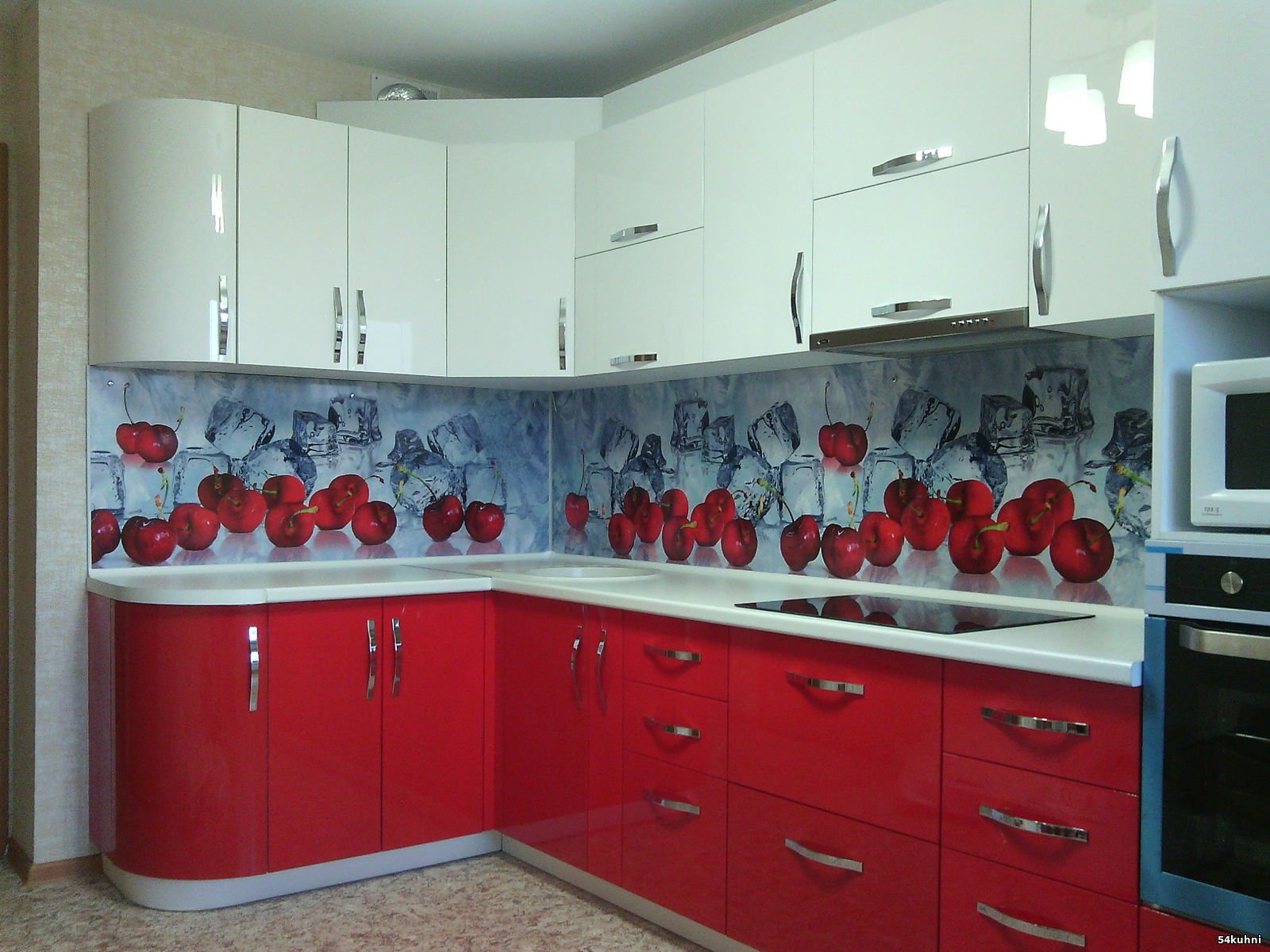 кухня бело бордовая фартук