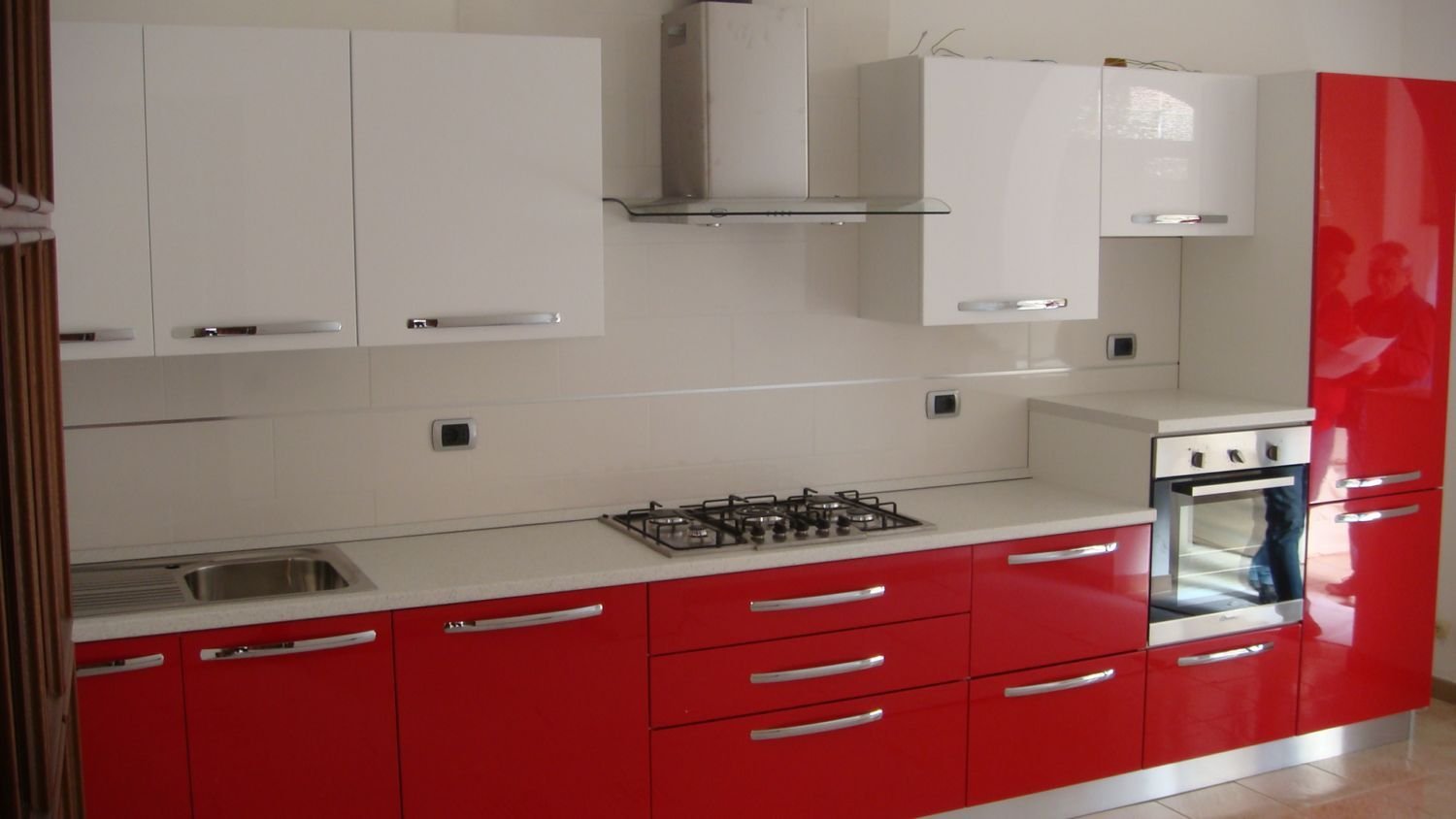 Кухонный гарнитур белый верх красный низ