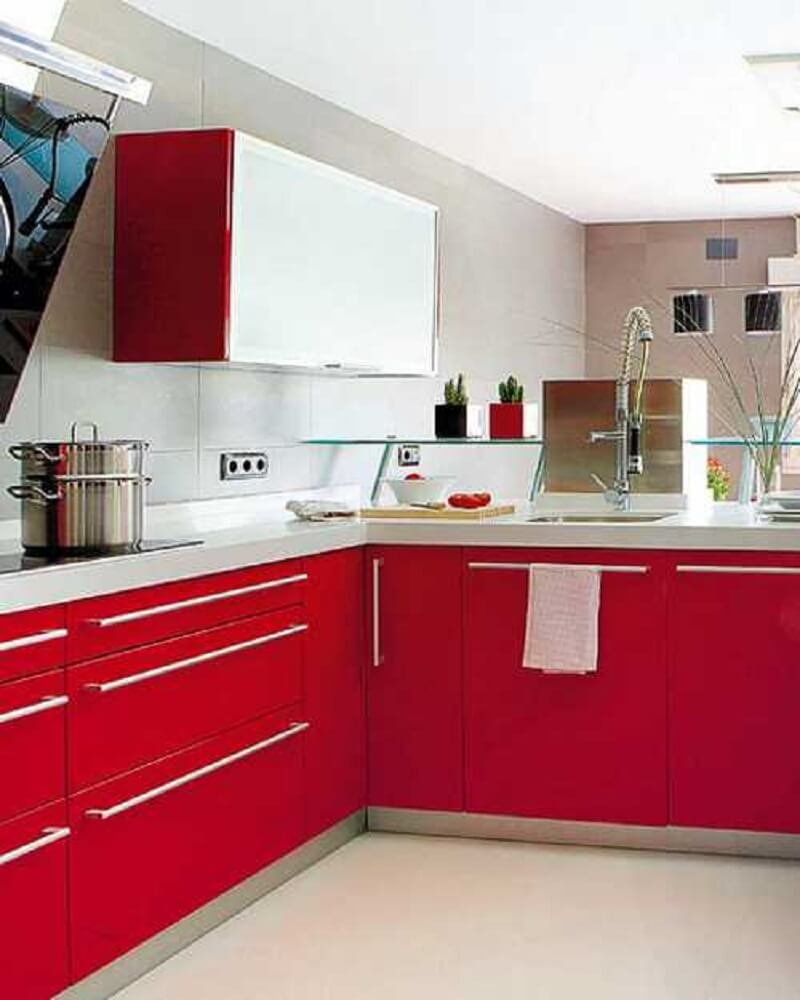 Кухня с красным верхом