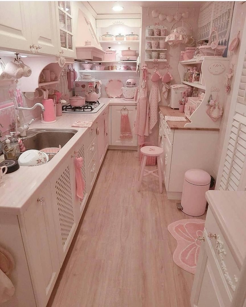 Кухня гостиная белая с розовым