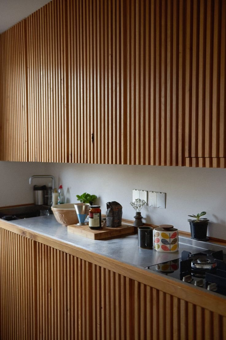 Барная стойка с рейками деревянными на кухню