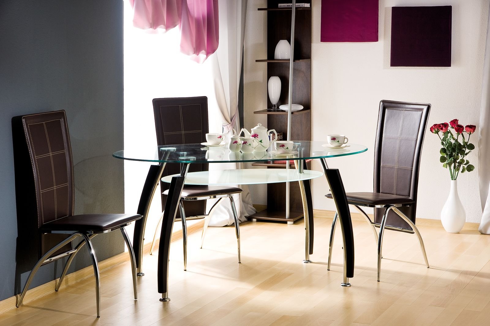 Какого цвета выбрать стол. Стол кухонный. Современный кухонный стол. Кухонный стол и стулья. Стеклянный стол в интерьере.