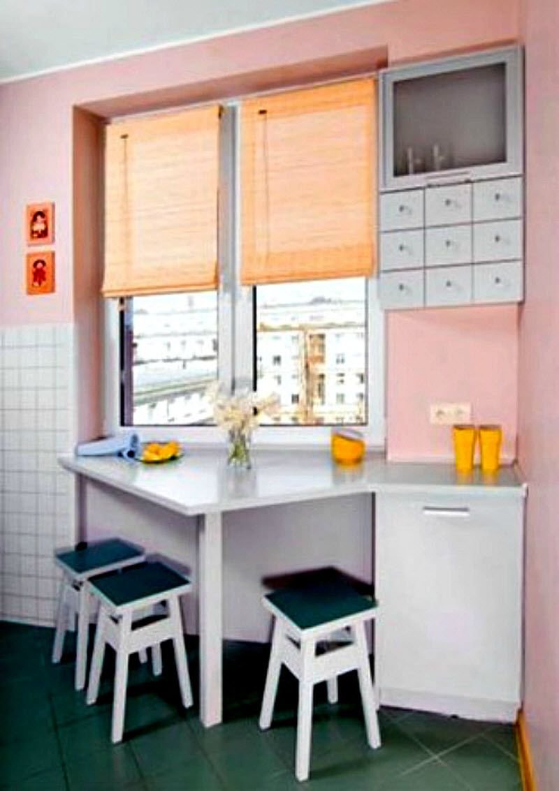 Кухонный стол возле окна