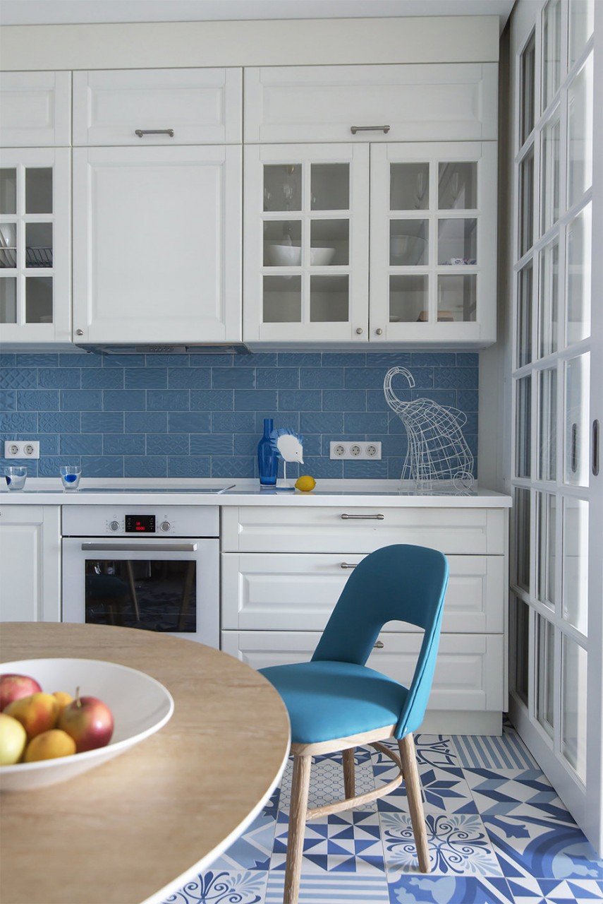 Белая кухня с голубым фартуком (64 фото)