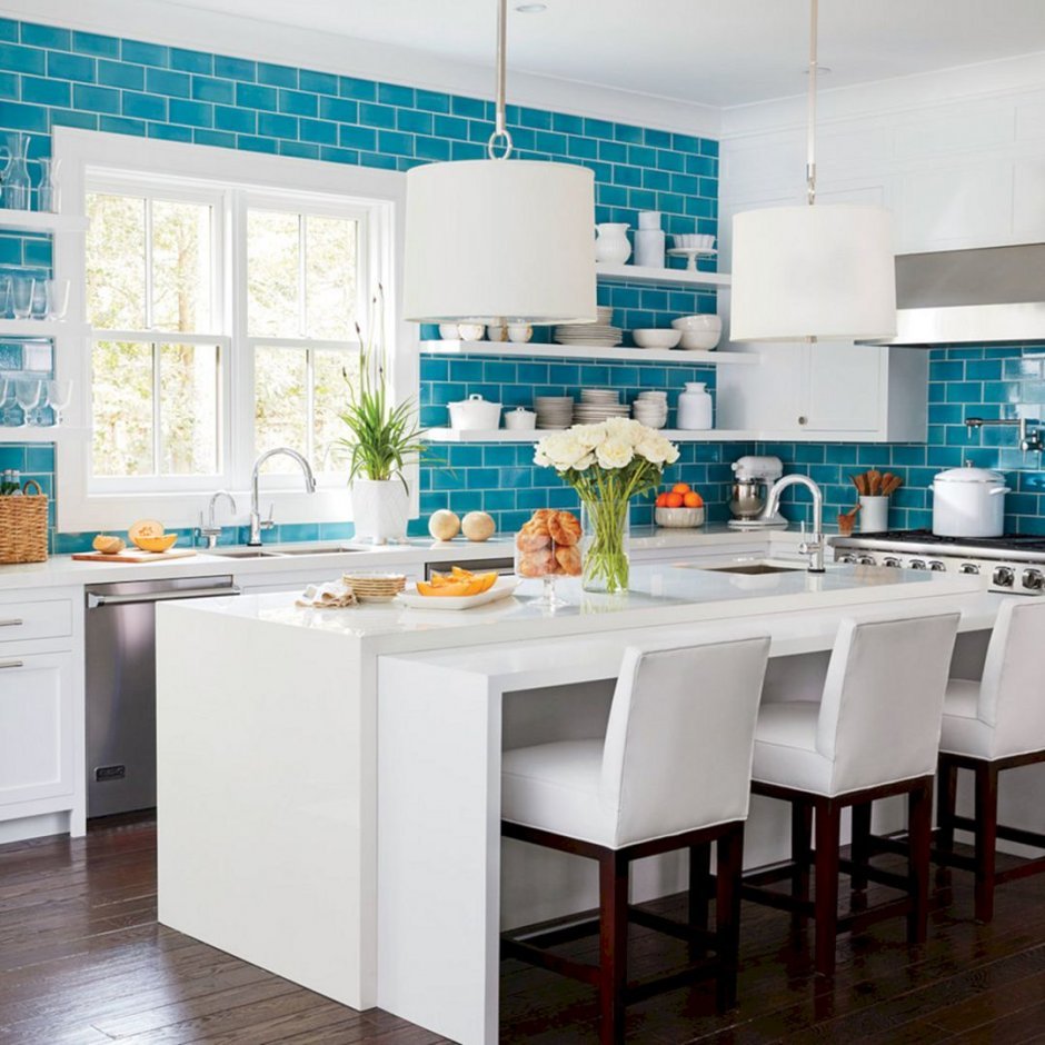 белая кухня с синим фартуком в интерьере