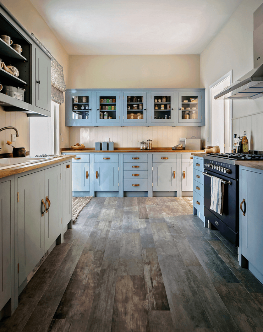 Голубая кухня с деревянной столешницей (87 фото)