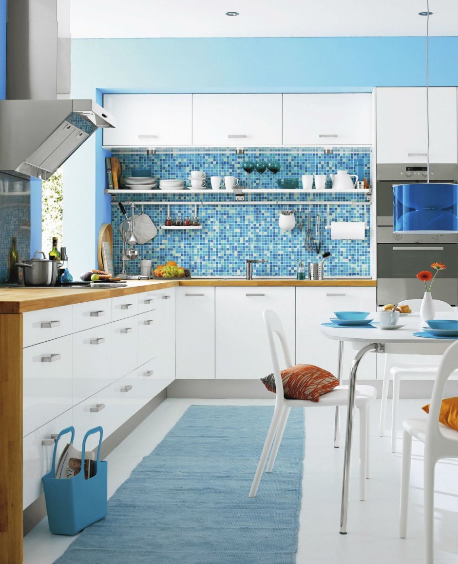 Голубая кухня и кремовый холодильник
