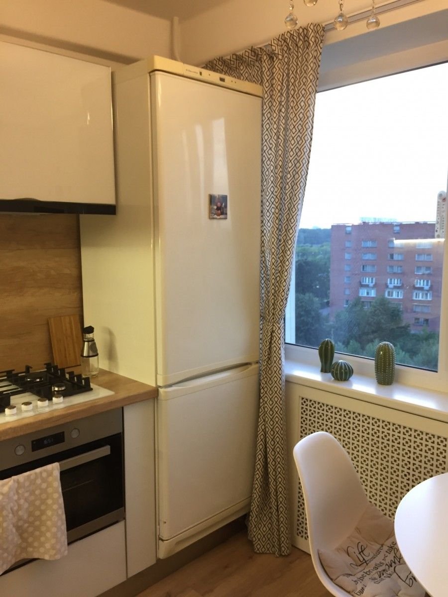 Кухня с холодильником у окна
