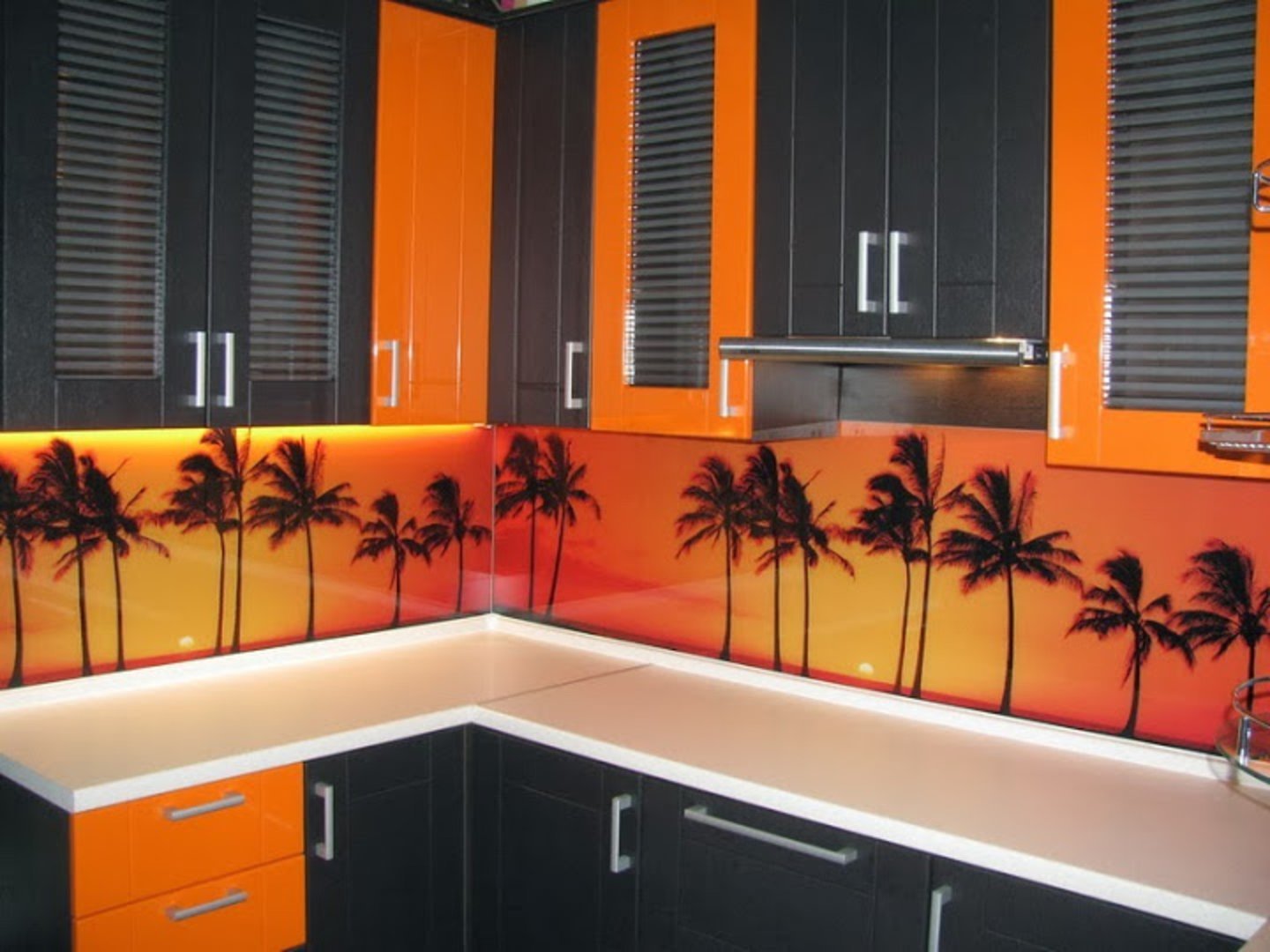 Оранжевый фартук. Оранжевая кухня. Черно оранжевая кухня. Кухни оранжевого цвета. Фартук для кухни оранжевого цвета.