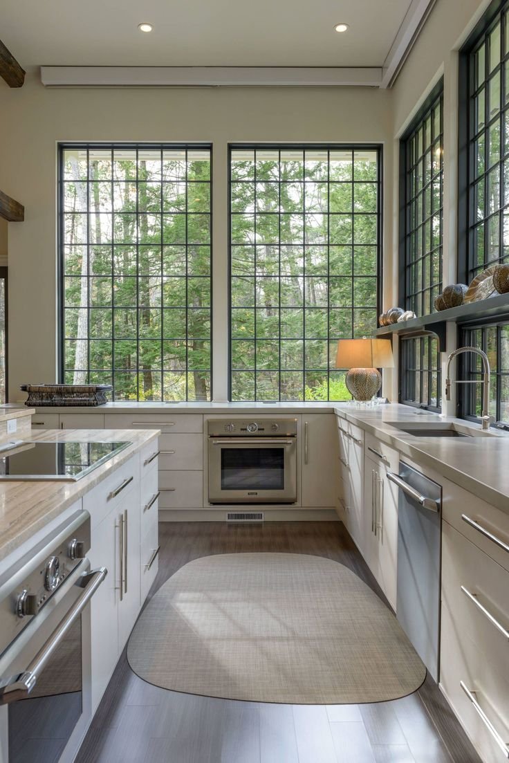 Кухня с окном посередине в частном доме дизайн фото