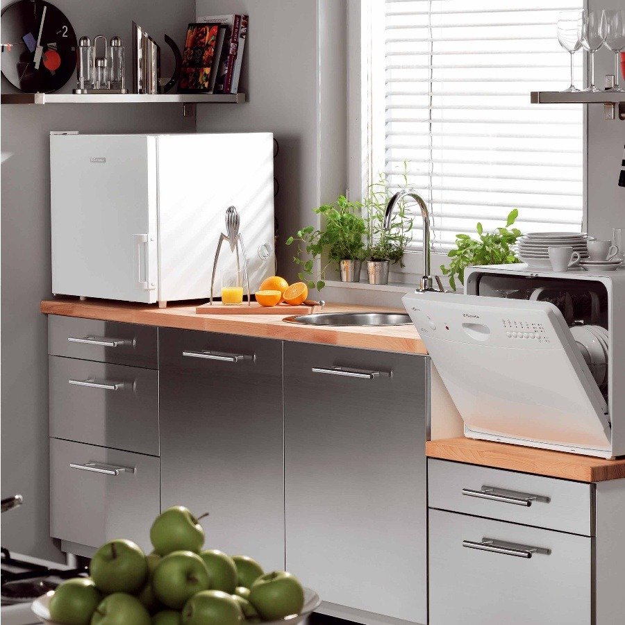 Отдельностоящая посудомоечная машина на кухне (58 фото)